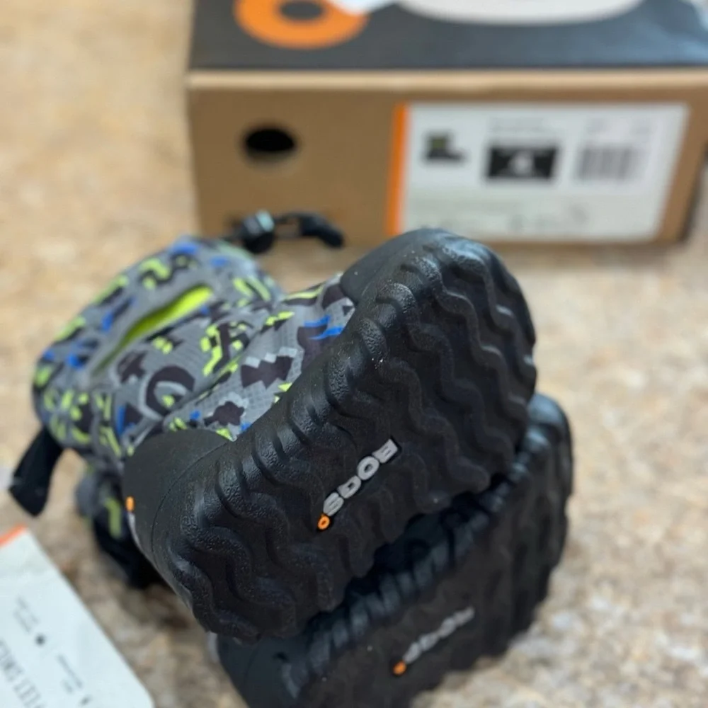 New BOGS Kids Snow Boots | Size 4 | Gray Multi